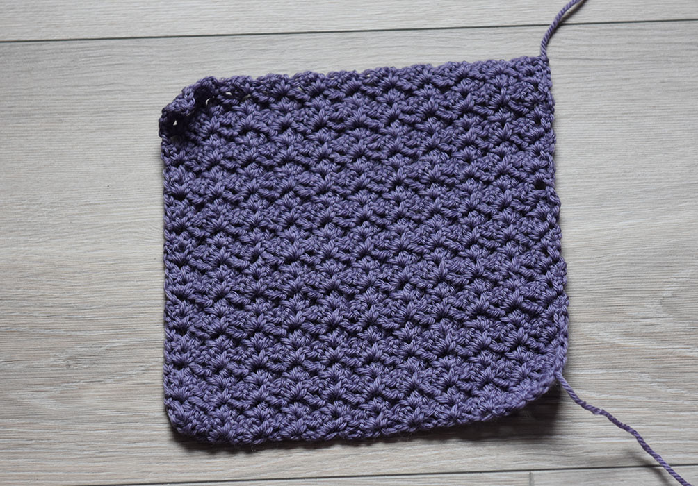 Slik hekler du M -mønster (mønstervariasjoner med staver og fastmasker): - Legg opp et antall luftmasker (lm) delbart med 3 + 1, 3 lm til å snu med Rad 1: - (1 stav (st), 2 lm, 1 fastmaske (fm)) i 4 m fra nålen. - *Hopp over 2 m, (2 st, 2 lm, 1 fm) i neste m* GJENTA fra * til * raden ut, snu med 3 lm. Rad 2: - (1 stav (st), 2 lm, 1 fastmaske (fm)) i lm. - *(2 st, 2 lm, 1 fm) i neste lm-bue* GJENTA fra * til * raden ut, snu med 3 lm. GJENTA rad 2.