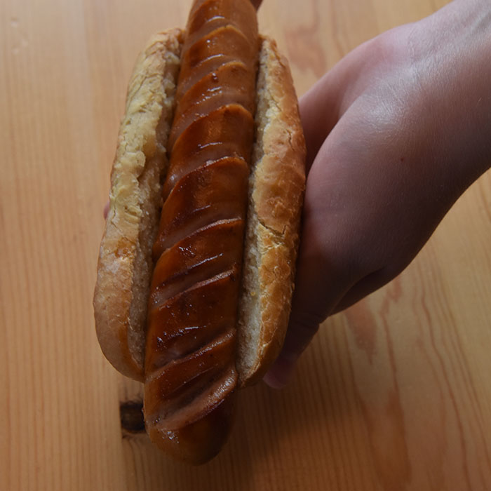 Lyse pølsebrød med cottage cheese i deigen Ingredienser: 50 g Smør 5 dl Melk (skummet) 50 g Gjær 1 bx Cottage cheese 1 ½ ts Salt 1 kg Hvetemel (ca 17 dl) Egg (til pensling) Valmuefrø (ti lpynt)