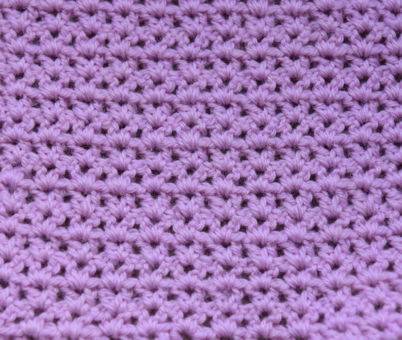 Lite viftemønster eller v-mønster Slik hekler du Lite viftemønster: - Legg opp et antall luftmasker (lm) delbart med 3 + 3 lm til å snu med Rad 1: - Hekle 1 stav (st) i 4. lm fra nålen. - 1 lm, 1 st i neste maske - *Hopp over 1 m, 1 st i neste m, 1 lm, 1 st i neste m* GJENTA fra * til * raden ut, men avslutt med 1 st, snu med 3 lm. Rad 2: - Hekle (1 st, 1 lm, 1 st) i hver luftmaskebue raden ut. - Slutt med 1 st, snu med 3 lm. GJENTA rad 2.