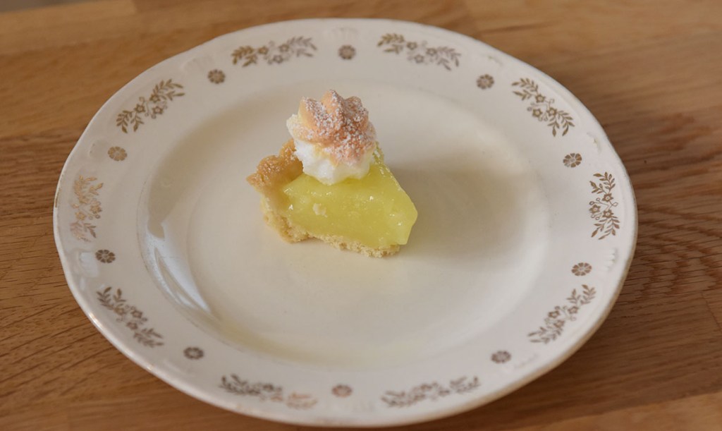 Lemon Meringue Tart eller sitron marengs pai Ingredienser: Paibunnen: 150 g Smør ⅓ cup Sukker (0.8 dl) ½ ts Vaniljeekstrakt 1 Egg 2 cups Hvetemel (5.5 dl) ½ ts Bakepulver 1 knivsodd Salt Sitronfyllet: 2 ss Maisenna ¾ cup Sukker (1.8 dl) 1 Sitron (saften & skall) 2 Eggeplommer 1 cup Vann (2.5 dl) 2 ss Smør (mykt) Marengsen 3 Eggehviter ⅓ cup Sukker