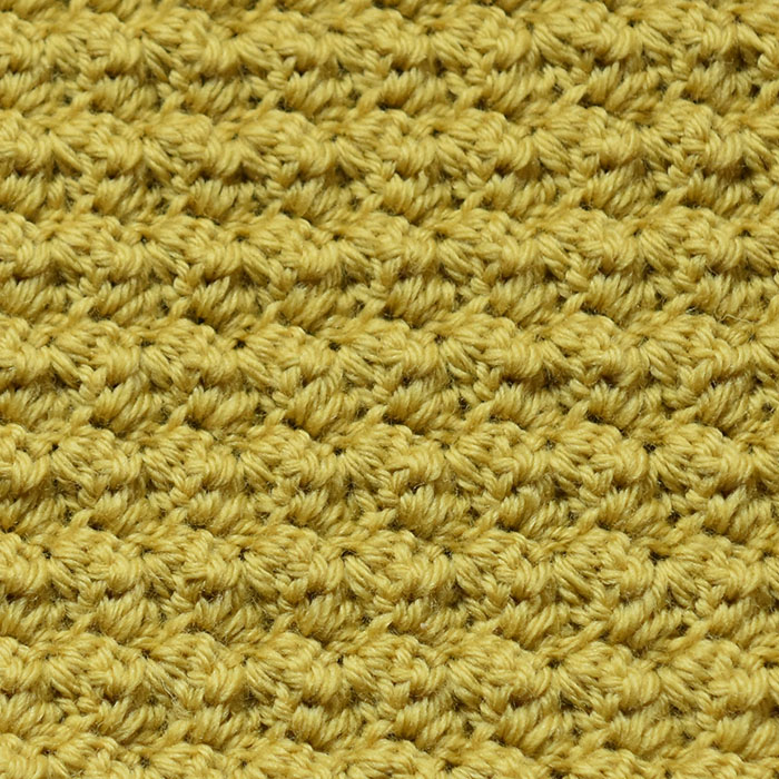 Boblemønster Slik hekler du boblemønster: - Legg opp et antall luftmasker (lm) delbart med 3 + 1, 2 lm til å snu med Rad 1: - 2 staver (st) i 3 m fra nålen. - * Hopp over 2 m, (1 fm, 2 st) i neste m* GJENTA fra * til * raden ut, men avslutt med å hoppe over 2 m, 1 fm i siste m. Snu med 2 lm. Rad 2: - 2 st i første m. - *Hopp over 2 m, (1 fm, 2 st) i neste m* GJENTA fra * til * raden ut, men avslutt med å hoppe over 1 fm i siste m. Snu med 2 lm. GJENTA rad 2.