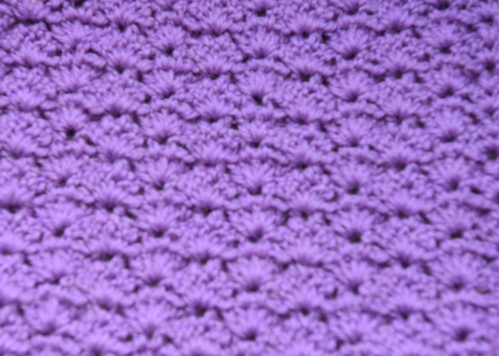 Viftemønster - mønstervariasjon med staver og luftmasker Slik gjør du (viftemønster): - Legg opp et antall luftmasker (lm) delbart med 7 + 4, 3 lm til å snu med Rad 1: - 1 stav (st) i 4. lm fra nålen. - *Hopp over 2 m, 5 st i neste m, hopp over 2 m, 1 st i hver av de neste 2 m* GJENTA fra * til * raden ut, men avslutt med å hoppe over 2 m, 3 st i siste m, snu med 3 lm. Rad 2: - 1 st mellom de to første st. -*5 st mellom de to enkelt st, 1 st mellom 2. og 3. av de 5 st fra forrige omg. 1 st mellom 3. og 4. av de 5 st fra forrige omgang* GJENTA fra * til * raden ut, men avslutt med 3 st mellom siste stav og snumaske, snu med 3 lm. GJENTA rad 2.