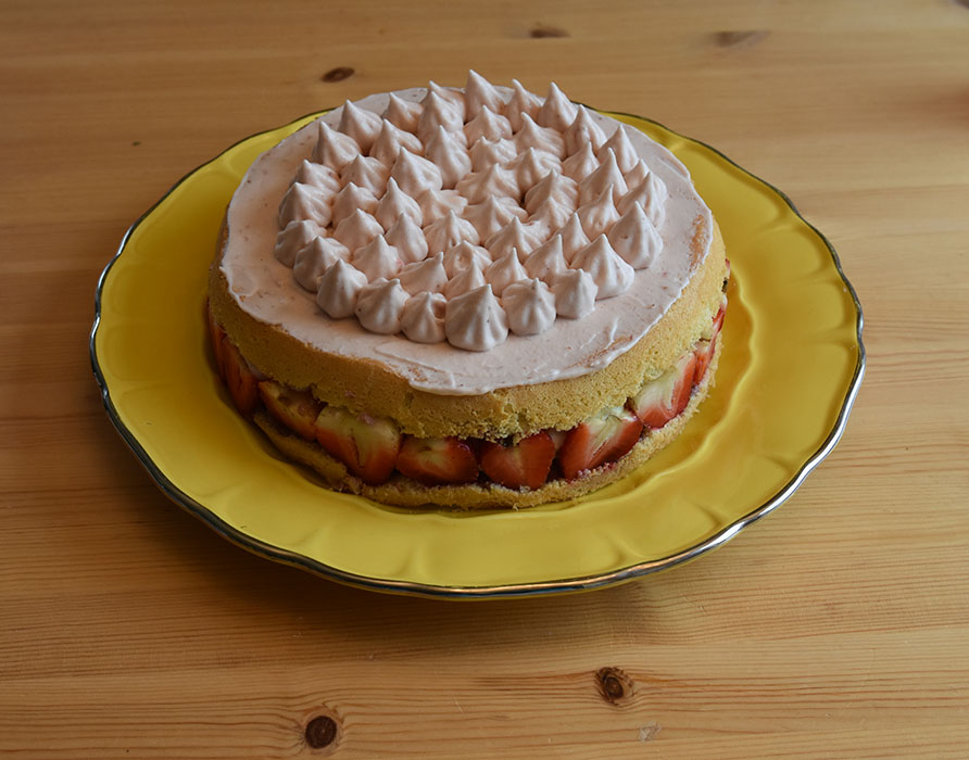 Jordbærkake med jordbærmousse og jordbærmarengs Ingredienser : Bunn 4 Egg 1 dl Sukker 1 ss Vaniljesukker 1 ½ dl Hvetemel ½ dl Potetmel 1 dl Jordbærjuice (til dynking) Jordbærmousse 3 pl Gelatin 2 dl Kremfløte 2 Eggeplommer ½ dl Melis 150 g Jordbær (friske) FYLL 150 g + 12 Jordbær (friske) 2 ts Sitronsaft (presset) Jorbærmarengs: . 50 g Jordbær (friske) 1 dl Sukker 2 ss Vann 2 Eggehviter