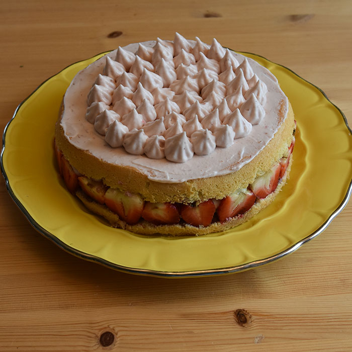 Jordbærkake med jordbærmousse og jordbærmarengs Ingredienser : Bunn 4 Egg 1 dl Sukker 1 ss Vaniljesukker 1 ½ dl Hvetemel ½ dl Potetmel 1 dl Jordbærjuice (til dynking) Jordbærmousse 3 pl Gelatin 2 dl Kremfløte 2 Eggeplommer ½ dl Melis 150 g Jordbær (friske) FYLL 150 g + 12 Jordbær (friske) 2 ts Sitronsaft (presset) Jorbærmarengs: . 50 g Jordbær (friske) 1 dl Sukker 2 ss Vann 2 Eggehviter