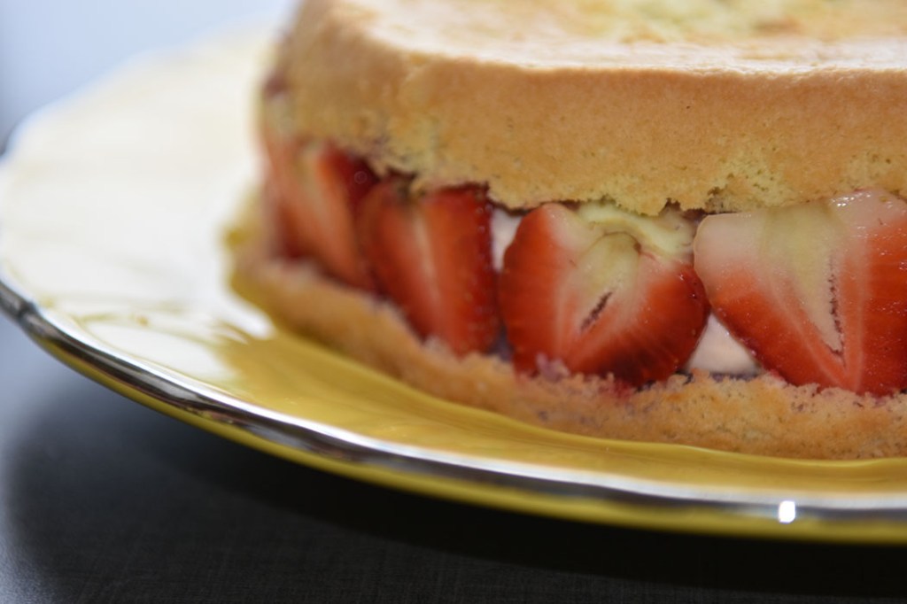 Jordbærkake med jordbærmousse og jordbærmarengs Ingredienser : Bunn 4 Egg 1 dl Sukker 1 ss Vaniljesukker 1 ½ dl Hvetemel ½ dl Potetmel 1 dl Jordbærjuice (til dynking) Jordbærmousse 3 pl Gelatin 2 dl Kremfløte 2 Eggeplommer ½ dl Melis 150 g Jordbær (friske) FYLL 150 g + 12 Jordbær (friske) 2 ts Sitronsaft (presset) Jorbærmarengs: . 50 g Jordbær (friske) 1 dl Sukker 2 ss Vann 2 Eggehviter