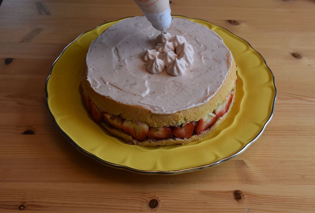 Jordbærkake med jordbærmousse og jordbærmarengs Ingredienser : Bunn 4 Egg 1 dl Sukker 1 ss Vaniljesukker 1 ½ dl Hvetemel ½ dl Potetmel 1 dl Jordbærjuice (til dynking) Jordbærmousse 3 pl Gelatin 2 dl Kremfløte 2 Eggeplommer ½ dl Melis 150 g Jordbær (friske) FYLL 150 g + 12 Jordbær (friske) 2 ts Sitronsaft (presset) Jorbærmarengs: . 50 g Jordbær (friske) 1 dl Sukker 2 ss Vann 2 Eggehviter
