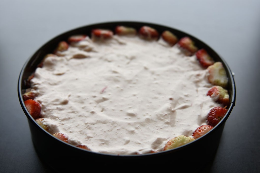 Jordbærkake med jordbærmousse og jordbærmarengs Ingredienser : Bunn 4 Egg 1 dl Sukker 1 ss Vaniljesukker 1 ½ dl Hvetemel ½ dl Potetmel 1 dl Jordbærjuice (til dynking) Jordbærmousse 3 pl Gelatin 2 dl Kremfløte 2 Eggeplommer ½ dl Melis 150 g Jordbær (friske) FYLL 150 g + 12 Jordbær (friske) 2 ts Sitronsaft (presset) Jorbærmarengs: . 50 g Jordbær (friske) 1 dl Sukker 2 ss Vann 2 Eggehviter