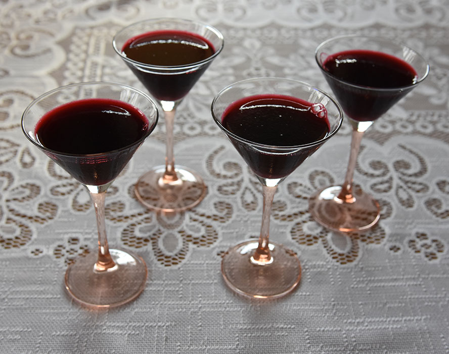 Kirsebærgele Ingredienser: Ca 600 g Kirsebær - sure (10 dl) 7 dl Vann 1 dl Sukker 8 pl Gelatin https://heidisboble.no/ @heidisboble