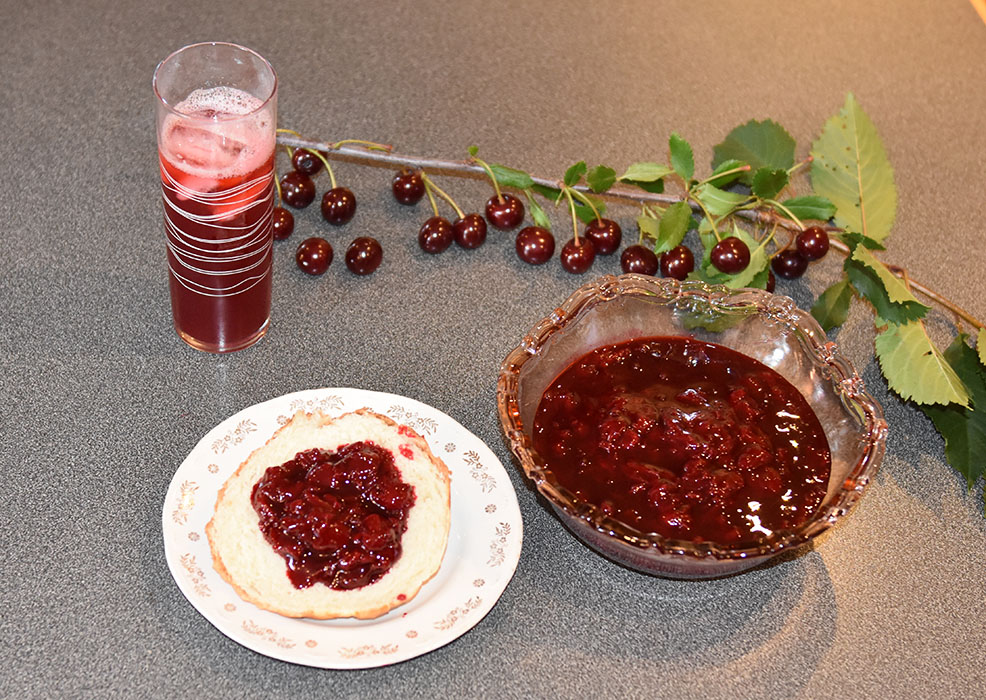 Kirsebærsyltetøy Ingredienser: 1 ½ l Kirsebær (sure) 1 dl Vann 6 dl Sukker ca. 1 ½ ts Syltepulver (Tørsleffs) - valgfritt https://heidisboble.no/ @heidisboble