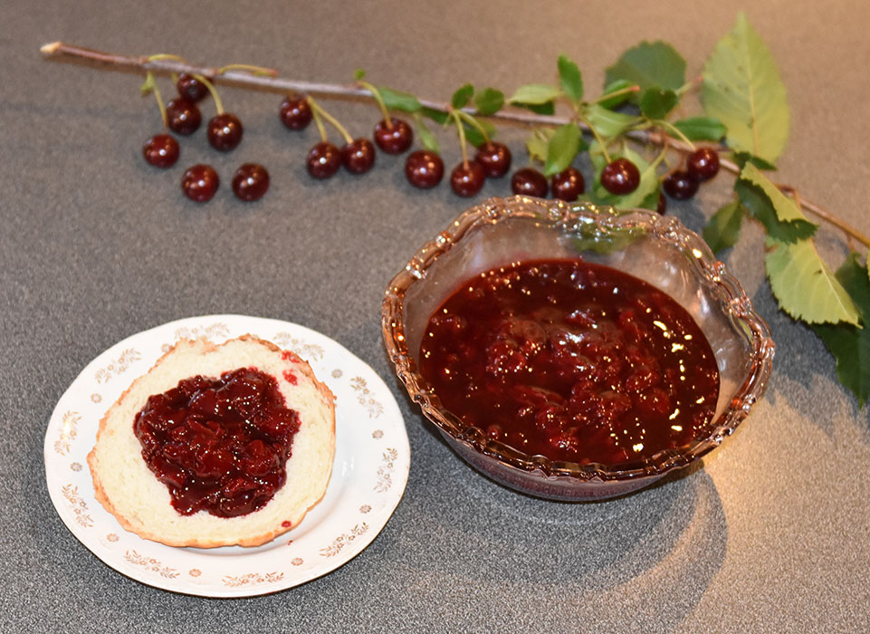 Kirsebærsyltetøy Ingredienser: 1 ½ l Kirsebær (sure) 1 dl Vann 6 dl Sukker ca. 1 ½ ts Syltepulver (Tørsleffs) - valgfritt