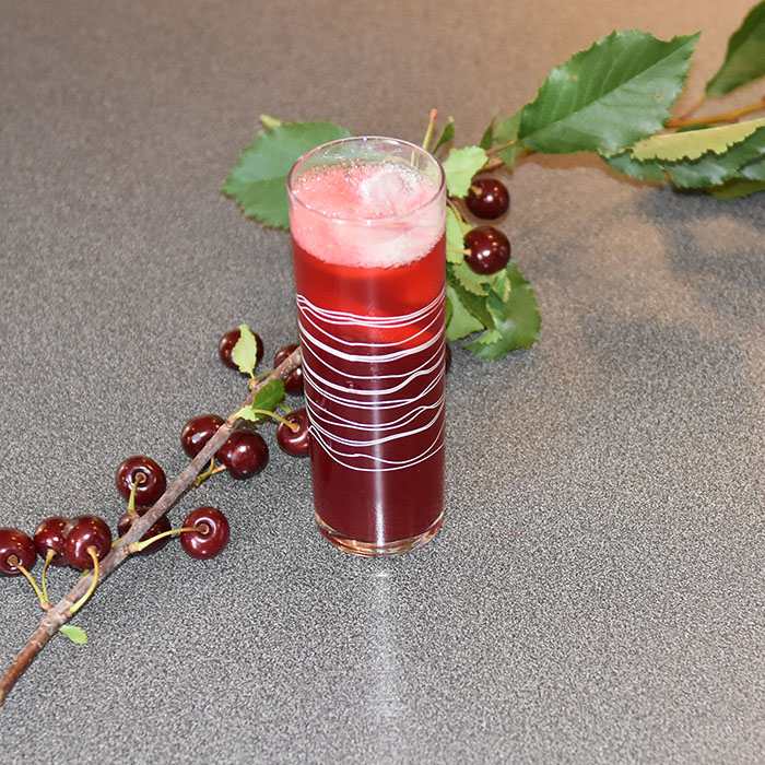 Kirsebærsaft på bær fra hagen Ingredienser: 2 l Kirsebær 4 dl Vann 250- 500 g Sukker (pr. liter saft) 1 krm Natriumbensoat (Vagfritt)