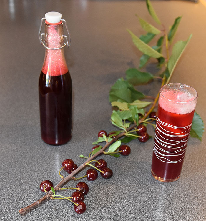 Kirsebærsaft på bær fra hagen Ingredienser: 2 l Kirsebær 4 dl Vann 250- 500 g Sukker (pr. liter saft) 1 krm Natriumbensoat (Vagfritt)