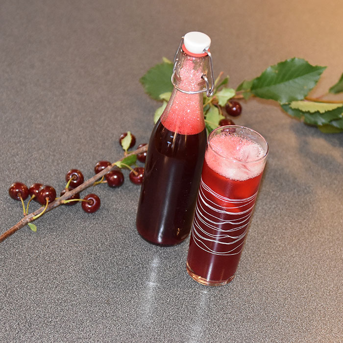 Kirsebærsaft på bær fra hagen Ingredienser: 2 l Kirsebær 4 dl Vann 250- 500 g Sukker (pr. liter saft) 1 krm Natriumbensoat (Vagfritt)