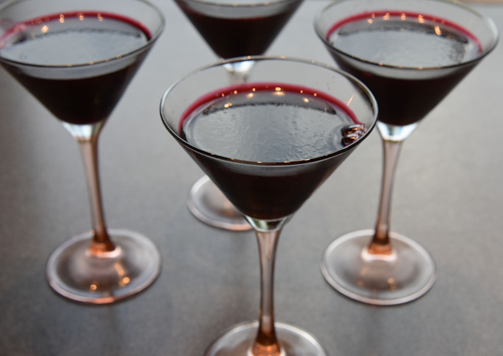 Kirsebærgele Ingredienser: Ca 600 g Kirsebær - sure (10 dl) 7 dl Vann 1 dl Sukker 8 pl Gelatin