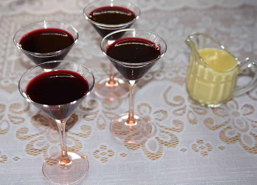 Kirsebærgele Ingredienser: Ca 600 g Kirsebær - sure (10 dl) 7 dl Vann 1 dl Sukker 8 pl Gelatin https://heidisboble.no/ @heidisboble