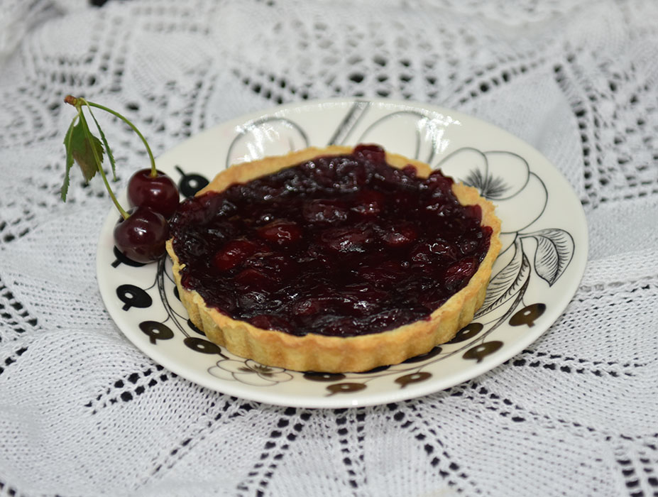 Små kirsebærpaier Ingredienser: Bunn: 125 g Margarin 50 g Melis 1 Egg 250 g Mel 3 ss Vann Fyll: 10 dl Kirsebær (uten stein) 2 ½ dl Sukker ½ dl Maisenna