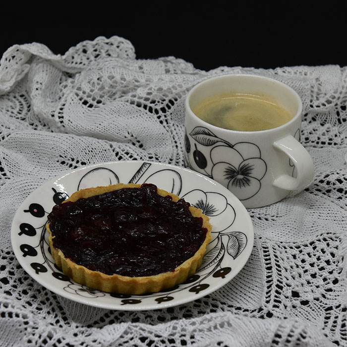 kirsebærpai Ingredienser: Bunn: 125 g Margarin 50 g Melis 1 Egg 250 g Mel 3 ss Vann Fyll: 10 dl Kirsebær (uten stein) 2 ½ dl Sukker ½ dl Maisenna