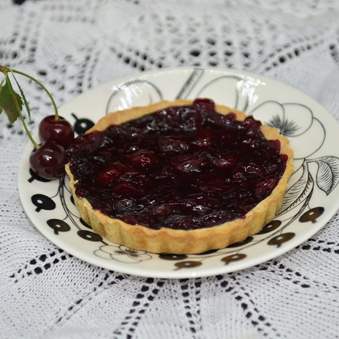 kirsebærpai Ingredienser: Bunn: 125 g Margarin 50 g Melis 1 Egg 250 g Mel 3 ss Vann Fyll: 10 dl Kirsebær (uten stein) 2 ½ dl Sukker ½ dl Maisenna