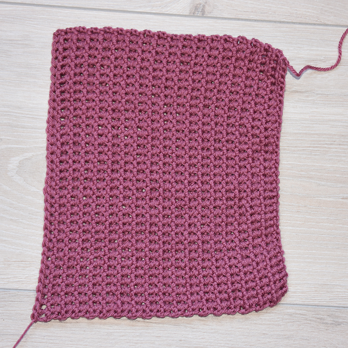 Dobbeltmasker Slik hekler du dobbeltmasker: - Legg opp et antall luftmasker (lm) + 1 lm til å snu med Rad 1: - Stikk nålen i 2. lm fra nålen, 1 kast og trekk tråden igjennom (du har nå 2 masker (m) på heklenålen) - Stikk nålen ned i neste lm, 1 kast og trekk tråden igjennom (du har nå 3 m på heklenålen) - 1 kast, trekk tråden igjennom alle 3 m på nålen (du har nå 1 m på heklenålen) - * Stikk nålen i samme m som siste gang (på forrige dobbeltm), - 1 kast og trekk nålen igjennom (du har nå 2 m på heklenålen) - Stikk nålen ned i neste lm, 1 kast og trekk tråden igjennom (du har nå 3 m på heklenålen) - 1 kast, trekk tråden igjennom alle 3 mpå nålen (du har nå 1 maske på heklenålen) * - GJENTA fra * til * raden ut, - Slutt 1 fm i siste m - Snu med 1 lm Rad 2: - Stikk nålen i 1. m fra nålen, 1 kast og trekk tråden igjennom (du har nå 2 m på heklenålen) - Stikk nålen ned i neste m, 1 kast og trekk tråden igjennom (du har nå 3 m på heklenålen) - 1 kast, trekk tråden igjennom alle 3 m på nålen (du har nå 1 maske på heklenålen) - * Stikk nålen ned i samme m som siste gang (på forrige dobbeltm, 1 kast og trekk tråden igjennom (du har nå 2 m på heklenålen) - Stikk nålen ned i neste m, 1 kast og trekk tråden igjennom (du har nå 3 m på heklenålen) - 1 kast, trekk tråden igjennom alle 3 m på nålen (du har nå 1 m på heklenålen) * - GJENTA fra * til * raden ut, - Slutt 1 fm i siste m - Snu med 1 lm GJENTA Rad 2