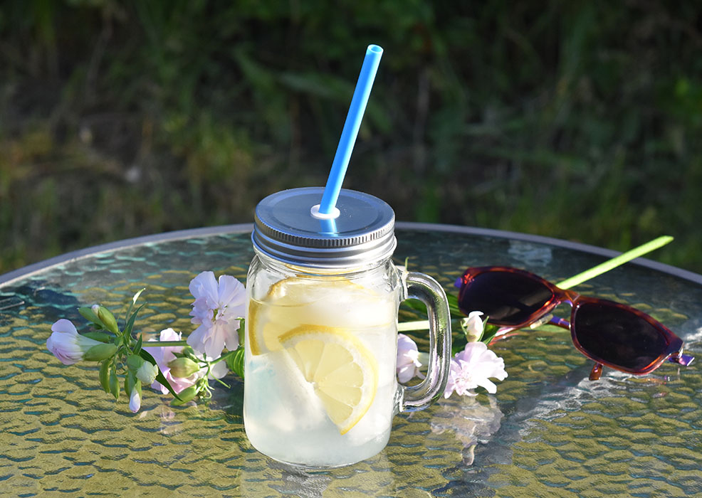 Lemonade - Limonade Ingredienser: 10 dl Vann 1 - 1½ dl Sitronsaft (ca. 2 sitroner) 1- 1 ½ dl Sukker Isbiter og sitronskiver