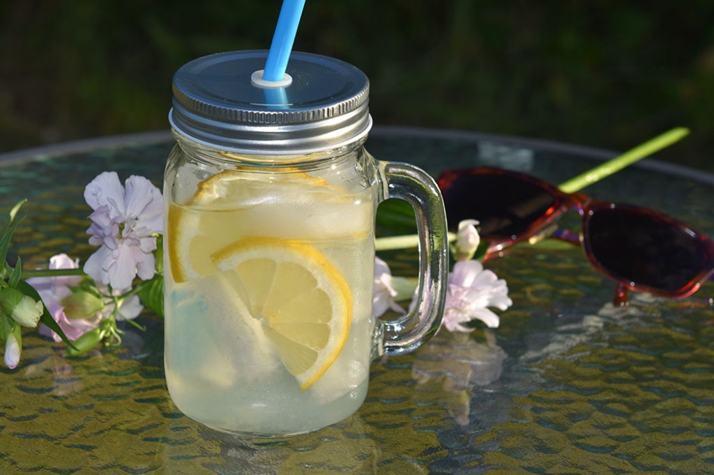 Lemonade - Limonade Ingredienser: 10 dl Vann 1 - 1½ dl Sitronsaft (ca. 2 sitroner) 1- 1 ½ dl Sukker Isbiter og sitronskiver