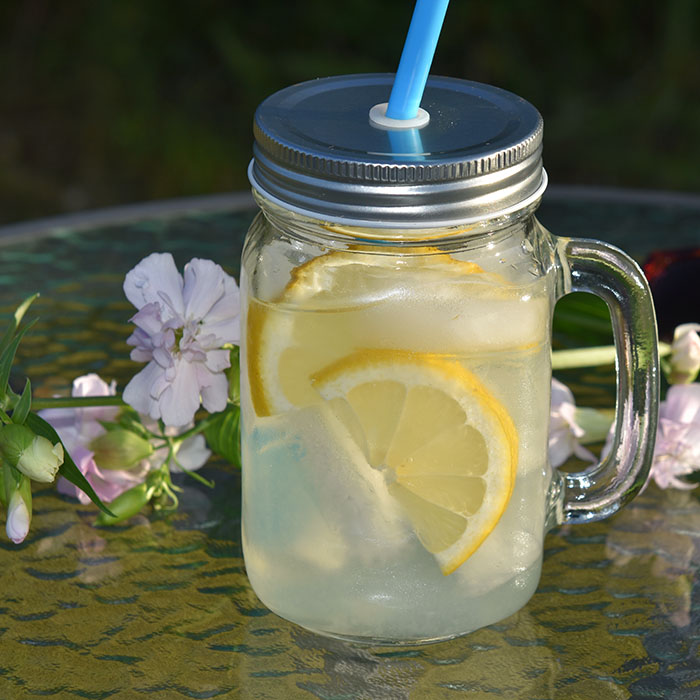 Lemonade - Limonade Ingredienser: 10 dl Vann 1 - 1½ dl Sitronsaft (ca. 2 sitroner) 1- 1 ½ dl Sukker Isbiter og sitronskiver
