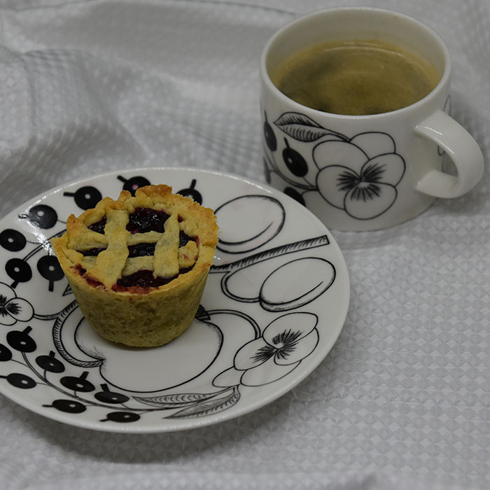 kirsebærpai Ingredienser: Bunn: 125 g Margarin 50 g Melis 1 Egg 250 g Mel 3 ss Vann Fyll: 10 dl Kirsebær (uten stein) 2 ½ dl Sukker ½ dl Maisenna