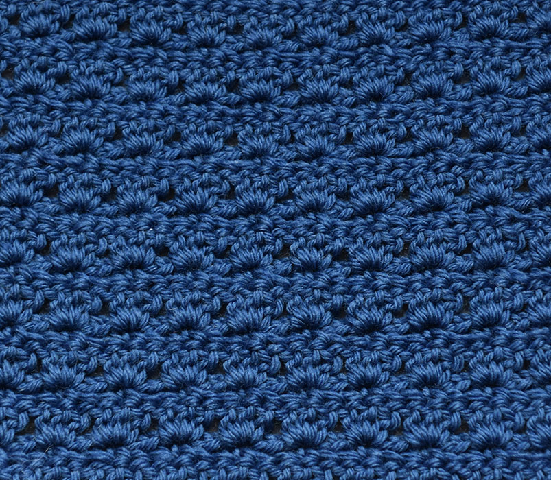 Lotusmønster - mønstervariasjon med fastmasker og staver Slik hekler du Lotusmønster - (mønstervariasjon med fastmasker og staver) - Legg opp et antall luftmasker (lm) delbart med 3 + 1, 1 lm til å snu med Rad 1: - 1 fastmaske (fm) i 2 maske (m) fra nålen. - *2 lm, hopp over 2 m, 1 fm i neste m* GJENTA fra * til * raden ut, snu med 3 lm. Rad 2: - 1 stav (st) i første fm - *3 st i neste fm* GJENTA fra * til * raden ut, men avslutt med 2 st i siste fm. Snu med 1 lm. Rad 3: - 1 fm i første st - *2 lm, 1 fm i den andre av de 3 st* GJENTA fra * til * raden ut, men avslutt med 2 lm, 1 fm i snumasken. Snu med 3 lm. GJENTA rad 2 og 3.