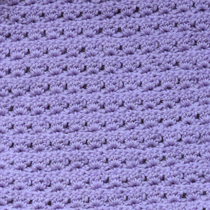 Lotusmønster - mønstervariasjon med fastmasker og staver Slik hekler du Lotusmønster - (mønstervariasjon med fastmasker og staver) - Legg opp et antall luftmasker (lm) delbart med 3 + 1, 1 lm til å snu med Rad 1: - 1 fastmaske (fm) i 2 maske (m) fra nålen. - *2 lm, hopp over 2 m, 1 fm i neste m* GJENTA fra * til * raden ut, snu med 3 lm. Rad 2: - 1 stav (st) i første fm - *3 st i neste fm* GJENTA fra * til * raden ut, men avslutt med 2 st i siste fm. Snu med 1 lm. Rad 3: - 1 fm i første st - *2 lm, 1 fm i den andre av de 3 st* GJENTA fra * til * raden ut, men avslutt med 2 lm, 1 fm i snumasken. Snu med 3 lm. GJENTA rad 2 og 3.