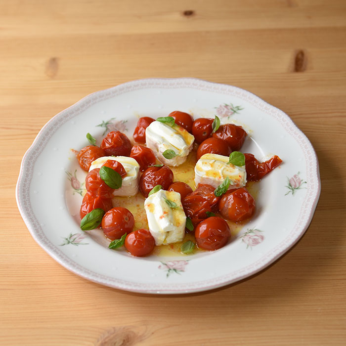 Caprese salat med en tvist (tomater med philadelphia) Porsjoner Tid Vanskelighetsgrad 4 - 8 15 min. Enkel Ingredienser: 200 g Cherrytomater 4 ss Olje (oliven) 4 x 80 g Philadephia oster Basilikum Salt Slik gjør du: 1 Sett ovnen på 200 grader 2 Ha tomatene i ei ildfastform - Drypp over olivenoljen - La dem steke i ca 5 min. (200 grader) Til tomatene er blitt myke 3 Legg opp de små ostene på et serveringsfat - Hell over de varme tomatene, og - Hell over den varme oljen 4 Legg på Basilikumblader, og - Saerver