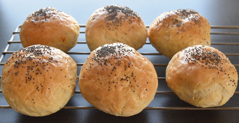 Lyse rundstykker med cottage cheese i deigen Ingredienser: 50 g Smør 5 dl Melk (skummet) 50 g Gjær 1 bx Cottage cheese 1 ½ ts Salt 1 kg Hvetemel (ca 17 dl) Egg (til pensling) Valmuefrø (ti lpynt)