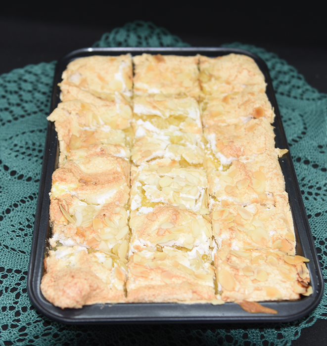 Mormors ananasruter Ingredienser: 100 g Smør 1 ½ dl Sukker 2 Eggeplommer 1 Egg 1 Appelsin (skall) 2 dl Hvetemel ½ dl Potetmel ½ ts Bakepulver