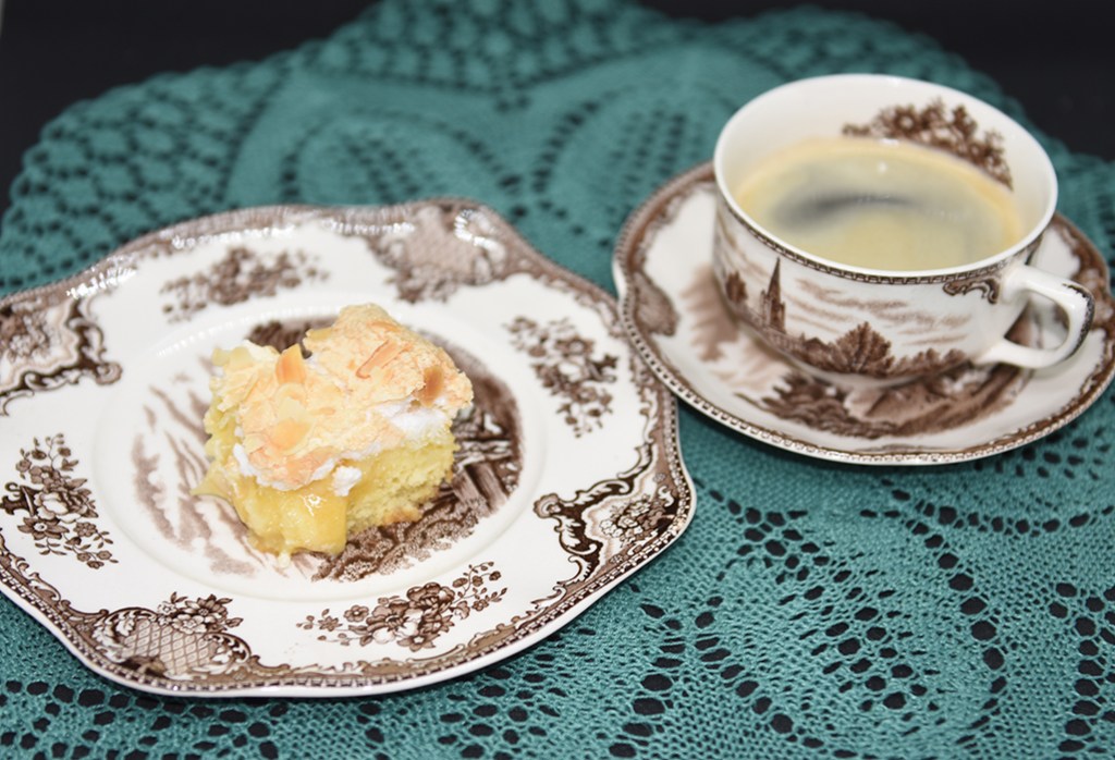 Mormors ananasruter Ingredienser: 100 g Smør 1 ½ dl Sukker 2 Eggeplommer 1 Egg 1 Appelsin (skall) 2 dl Hvetemel ½ dl Potetmel ½ ts Bakepulver