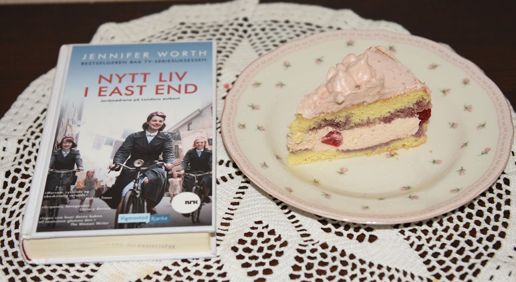 Worth, Jennifer (2013) «Nytt liv i East End. Jordmødrene på Londons østkant», Vigmostad Bjørke OG Jordbærkake med jordbærmousse og jordbærmarengs Ingredienser : Bunn 4 Egg 1 dl Sukker 1 ss Vaniljesukker 1 ½ dl Hvetemel ½ dl Potetmel 1 dl Jordbærjuice (til dynking) Jordbærmousse 3 pl Gelatin 2 dl Kremfløte 2 Eggeplommer ½ dl Melis 150 g Jordbær (friske) FYLL 150 g + 12 Jordbær (friske) 2 ts Sitronsaft (presset) Jorbærmarengs: . 50 g Jordbær (friske) 1 dl Sukker 2 ss Vann 2 Eggehviter