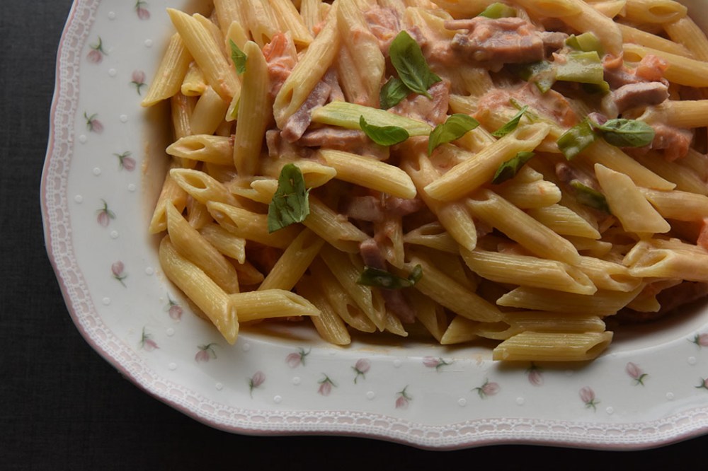 Pasta med spekeskinke Ingredienser: 4 skiver Spekeskinke (ca. ¼ - ½ cm tykke) 4 Tomater (store og godt modne) ¼ - ½ Purreløk 100 g Sjampinjong a3 dl Kremfløte 100 g Parmesan (revet) Basilikumblader (friske) 500 g Penne