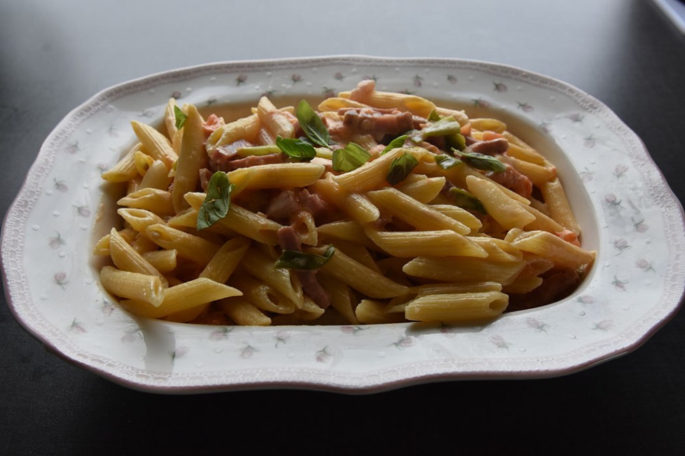 Pasta med spekeskinke Ingredienser: 4 skiver Spekeskinke (ca. ¼ - ½ cm tykke) 4 Tomater (store og godt modne) ¼ - ½ Purreløk 100 g Sjampinjong a3 dl Kremfløte 100 g Parmesan (revet) Basilikumblader (friske) 500 g Penne