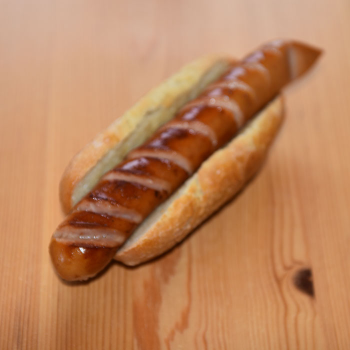 Lyse pølsebrød med cottage cheese i deigen Ingredienser: 50 g Smør 5 dl Melk (skummet) 50 g Gjær 1 bx Cottage cheese 1 ½ ts Salt 1 kg Hvetemel (ca 17 dl) Egg (til pensling) Valmuefrø (ti lpynt)