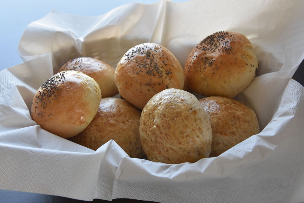 Lyse rundstykker med cottage cheese i deigen Ingredienser: 50 g Smør 5 dl Melk (skummet) 50 g Gjær 1 bx Cottage cheese 1 ½ ts Salt 1 kg Hvetemel (ca 17 dl) Egg (til pensling) Valmuefrø (ti lpynt)