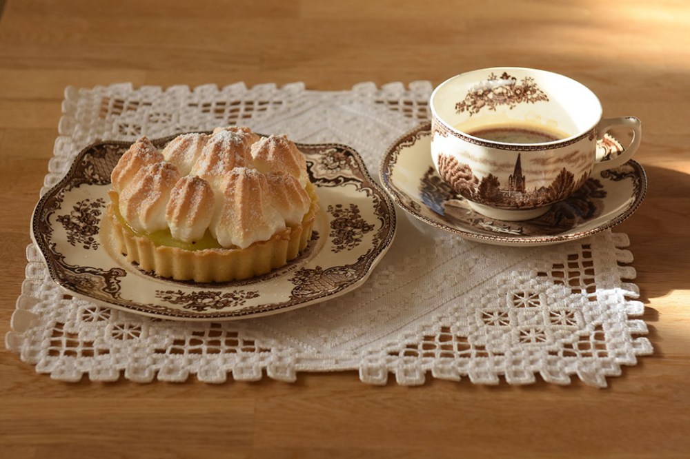 Lemon Meringue Tart eller sitron marengs pai Ingredienser: Paibunnen: 150 g Smør ⅓ cup Sukker (0.8 dl) ½ ts Vaniljeekstrakt 1 Egg 2 cups Hvetemel (5.5 dl) ½ ts Bakepulver 1 knivsodd Salt Sitronfyllet: 2 ss Maisenna ¾ cup Sukker (1.8 dl) 1 Sitron (saften & skall) 2 Eggeplommer 1 cup Vann (2.5 dl) 2 ss Smør (mykt) Marengsen 3 Eggehviter ⅓ cup Sukker