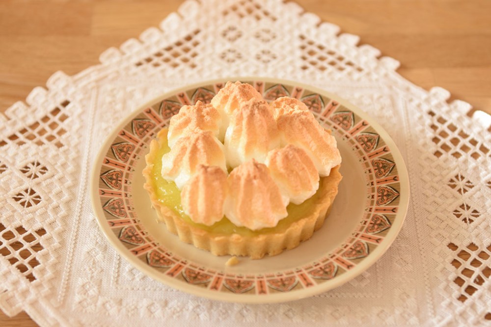 Lemon Meringue Tart eller sitron marengs pai Ingredienser: Paibunnen: 150 g Smør ⅓ cup Sukker (0.8 dl) ½ ts Vaniljeekstrakt 1 Egg 2 cups Hvetemel (5.5 dl) ½ ts Bakepulver 1 knivsodd Salt Sitronfyllet: 2 ss Maisenna ¾ cup Sukker (1.8 dl) 1 Sitron (saften & skall) 2 Eggeplommer 1 cup Vann (2.5 dl) 2 ss Smør (mykt) Marengsen 3 Eggehviter ⅓ cup Sukker