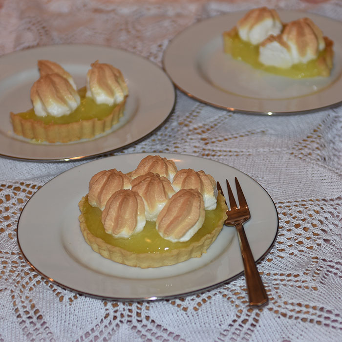 Lemon Meringue Tart eller sitron marengs pai Ingredienser: Paibunnen: 150 g Smør ⅓ cup Sukker (0.8 dl) ½ ts Vaniljeekstrakt 1 Egg 2 cups Hvetemel (5.5 dl) ½ ts Bakepulver 1 knivsodd Salt Sitronfyllet: 2 ss Maisenna ¾ cup Sukker (1.8 dl) 1 Sitron (saften & skall) 2 Eggeplommer 1 cup Vann (2.5 dl) 2 ss Smør (mykt) Marengsen 3 Eggehviter ⅓ cup Sukker