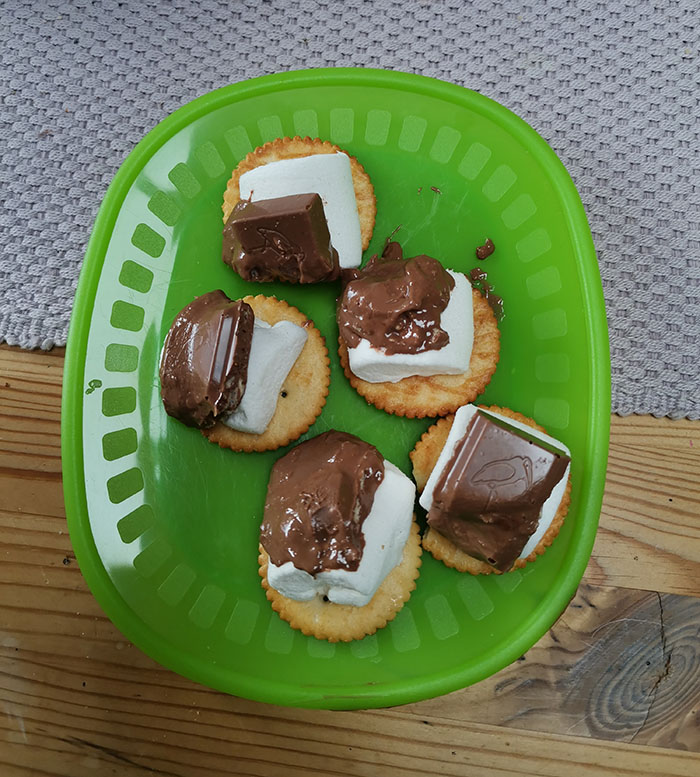 Verdensbeste S’mores Ingredienser: 1 Pakke Ritz 1 Melkesjokoladeplate med kvikklunsj i 1 Pakke marshmallows