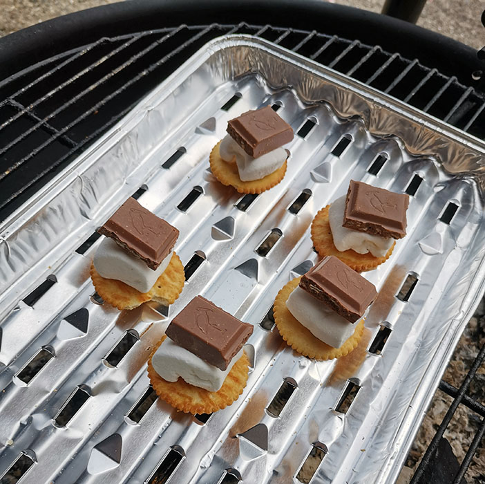 Verdensbeste S’mores Ingredienser: 1 Pakke Ritz 1 Melkesjokoladeplate med kvikklunsj i 1 Pakke marshmallows