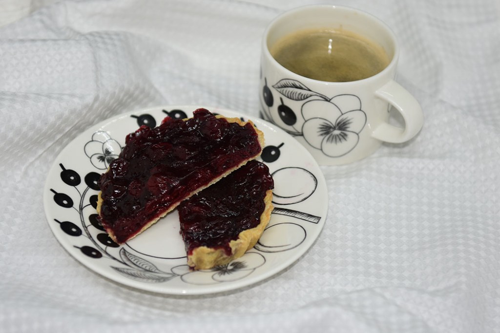 kirsebærpai Ingredienser: Bunn: 125 g Margarin 50 g Melis 1 Egg 250 g Mel 3 ss Vann Fyll: 10 dl Kirsebær (uten stein) 2 ½ dl Sukker ½ dl Maisenna