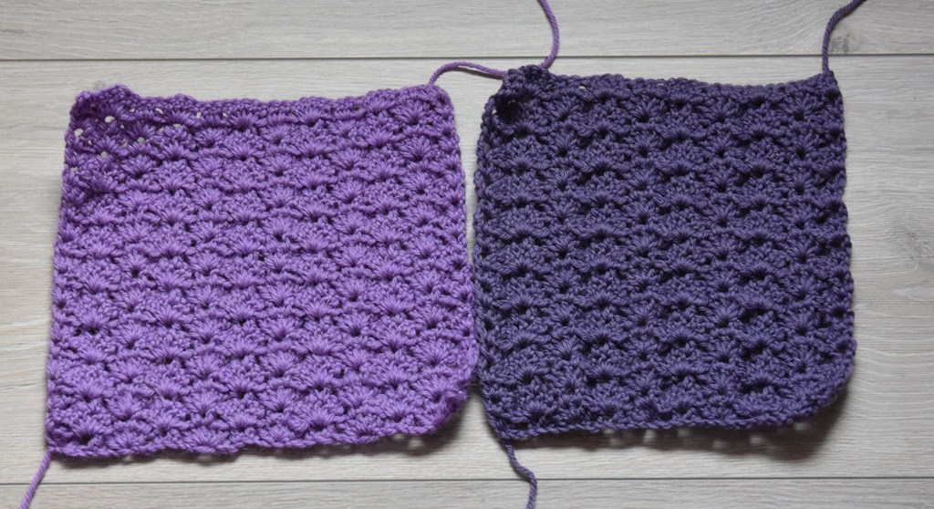 Viftemønster - mønstervariasjon med staver og luftmasker Slik gjør du (viftemønster): - Legg opp et antall luftmasker (lm) delbart med 7 + 4, 3 lm til å snu med Rad 1: - 1 stav (st) i 4. lm fra nålen. - *Hopp over 2 m, 5 st i neste m, hopp over 2 m, 1 st i hver av de neste 2 m* GJENTA fra * til * raden ut, men avslutt med å hoppe over 2 m, 3 st i siste m, snu med 3 lm. Rad 2: - 1 st mellom de to første st. -*5 st mellom de to enkelt st, 1 st mellom 2. og 3. av de 5 st fra forrige omg. 1 st mellom 3. og 4. av de 5 st fra forrige omgang* GJENTA fra * til * raden ut, men avslutt med 3 st mellom siste stav og snumaske, snu med 3 lm. GJENTA rad 2.