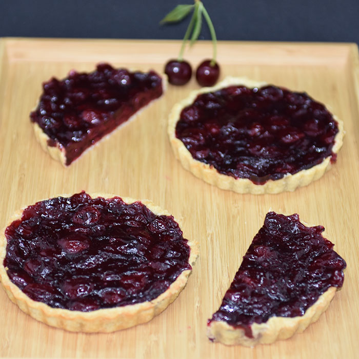 kirsebærpai Ingredienser: Bunn: 125 g Margarin 50 g Melis 1 Egg 250 g Mel 3 ss Vann Fyll: 10 dl Kirsebær (uten stein) 2 ½ dl Sukker ½ dl Maisenna