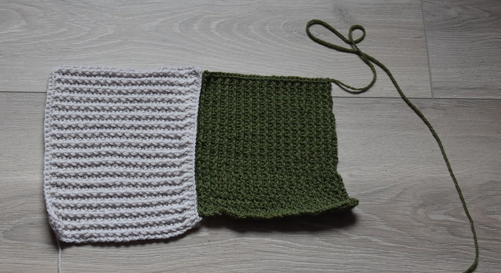 Relieffstav (Relieffst) Slik gjør du: - Legg opp et ujevnt antall luftmasker (lm) + 3 lm til å snu med Rad 1: - Hekle en rad med staver (st) i hver lm + 1 lm til å snu med Rad 2: - Hekle en rad med fastmasker (fm) i hver st + 2 lm til å snu med Rad 3: - * 1 kast, - Stikk nåla inn fra høyre mot venstre rundt staven i nederste rad. Hekle en st (= 1 relieffst) - Hopp over en fm - 1 fm i neste fm * GJENTA fra * til * raden ut - Slutt med 1 relieffst, og 1 fm - Snu med 1 lm Rad 4: - 1 fm i hver st raden ut - Snu med 2 lm Rad 5: - * Hekle 1 relieffst rundt relieffst på rad 3 - 1 fm (i neste fm) * GJENTA fra * til * raden ut, - Slutt med 1 fm - Snu med 1 lm Gjenta rad 4 og 5