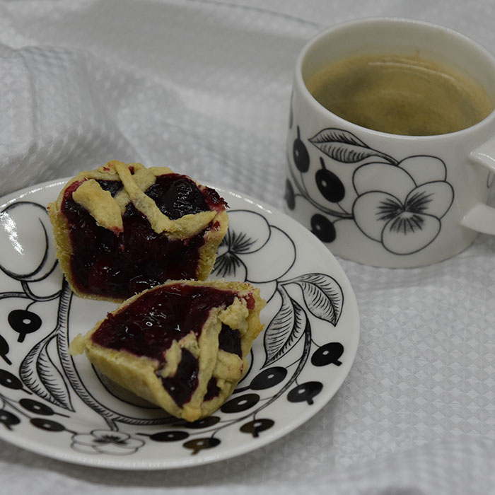 kirsebærpai Ingredienser: Bunn: 125 g Margarin 50 g Melis 1 Egg 250 g Mel 3 ss Vann Fyll: 10 dl Kirsebær (uten stein) 2 ½ dl Sukker ½ dl Maisenna