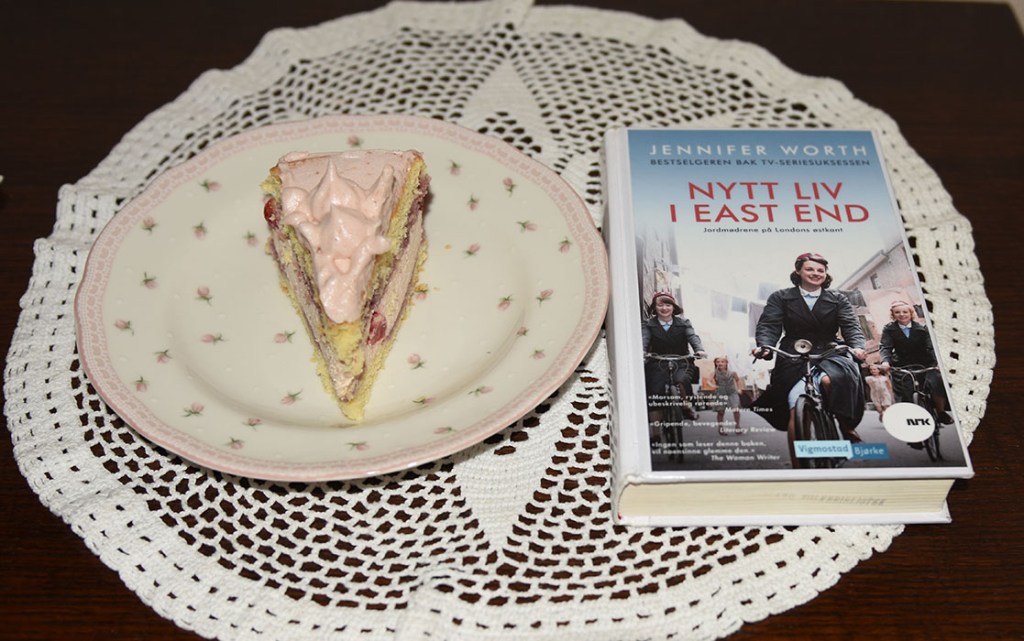 Worth, Jennifer (2013) «Nytt liv i East End. Jordmødrene på Londons østkant», Vigmostad Bjørke OG Jordbærkake med jordbærmousse og jordbærmarengs Ingredienser : Bunn 4 Egg 1 dl Sukker 1 ss Vaniljesukker 1 ½ dl Hvetemel ½ dl Potetmel 1 dl Jordbærjuice (til dynking) Jordbærmousse 3 pl Gelatin 2 dl Kremfløte 2 Eggeplommer ½ dl Melis 150 g Jordbær (friske) FYLL 150 g + 12 Jordbær (friske) 2 ts Sitronsaft (presset) Jorbærmarengs: . 50 g Jordbær (friske) 1 dl Sukker 2 ss Vann 2 Eggehviter