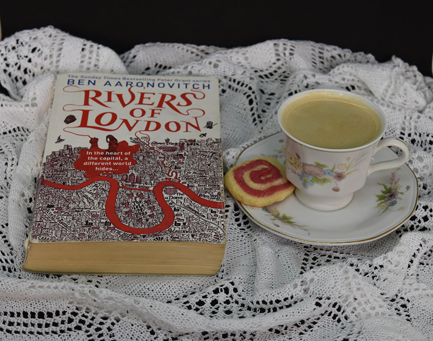 Aronwitch, Ben (2011) «Rivers of London», Gollancz og Vognhjul kjeks Ingredienser: 125 g Smør 150 g Sukker 1 Egg 200 g Hvetemel Rød konditorfarge
